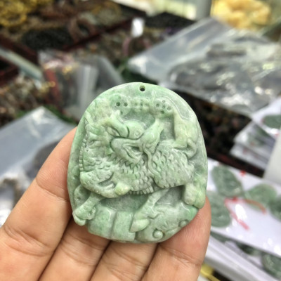 Mặt dây chuyền Kỳ Lân phong thủy đá ngọc phỉ thúy