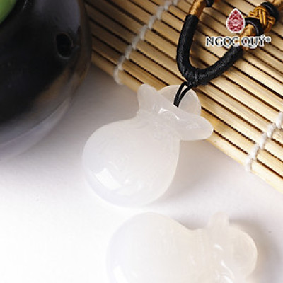 Mặt dây chuyền hình túi tiền đá mã não trắng 38x23x8mm mệnh thủy, kim - Ngọc Quý Gemstones