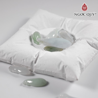 Mặt dây chuyền hình chiếc lá đá cẩm thạch type A 22x8mm mệnh hỏa mộc - Ngọc Quý Gemstones