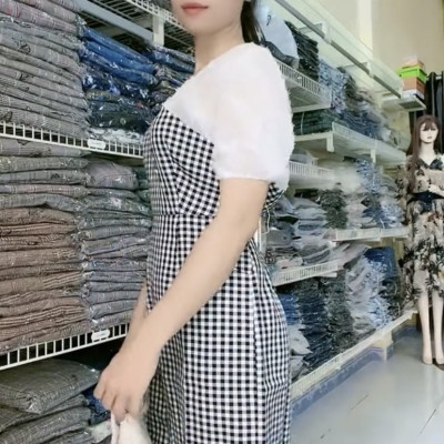 Đầm ôm eo tôn dáng họa tiết kẻ sọc xinh xắn.