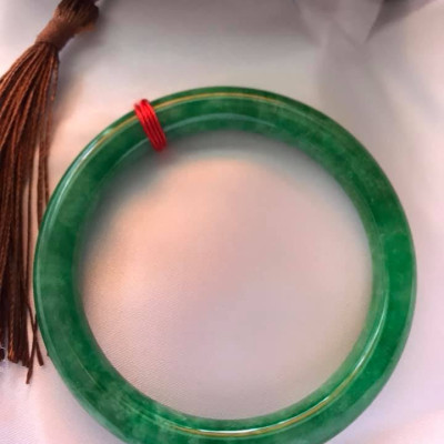 CHIẾC VÒNG TAY ĐÁ CẨM THẠCH ĐẬU LÝ SIZE 54MM MÀU  XANH LÁ BÔNG ĐẸP ĐẸP Ạ NỮ CÂN NẶNG TẦM 52KG - 62KG 