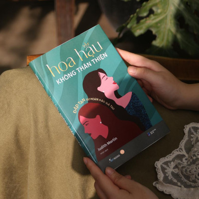 Sách - Hoa Hậu Không Thân Thiện - Đập Tan Sự Hoàn Hảo Giả Tạo - AZ Việt Nam