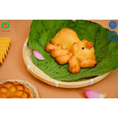 BÁNH TRUNG THU BẦY HEO 5 CON NHÂN DỪA 250 G THÀNH LONG ( CÓ NHÂN TRONG HEO CON, CÓ TRỨNG TRONG HEO MẸ) - VIỆT NAM