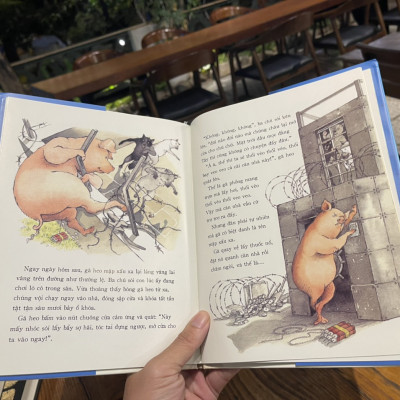 (Bìa cứng, minh họa in màu) BA CHÚ SÓI CON VÀ GÃ HEO MẬP XẤU XA - Eugene Trivizas - Helen Oxenbury minh họa - Crabit Kidbooks 