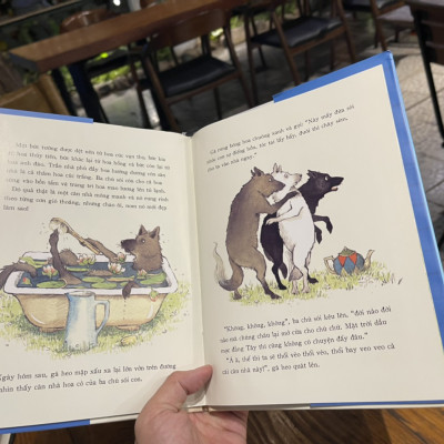 (Bìa cứng, minh họa in màu) BA CHÚ SÓI CON VÀ GÃ HEO MẬP XẤU XA - Eugene Trivizas - Helen Oxenbury minh họa - Crabit Kidbooks 