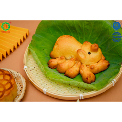 BÁNH TRUNG THU BẦY HEO 5 CON NHÂN DỪA 250 G THÀNH LONG ( CÓ NHÂN TRONG HEO CON, CÓ TRỨNG TRONG HEO MẸ) - VIỆT NAM