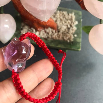 VÒNG TAY HANDMADE HỒ LY MAY MẮN TÀI LỘC VỀ TÌNH DUYÊN CÔNG DANH ĐÁ THẠCH ANH TÍM TỰ NHIÊN DÂY ĐỎ HỢP NỮ MỆNH HỎA MỆNH THỔ Ạ