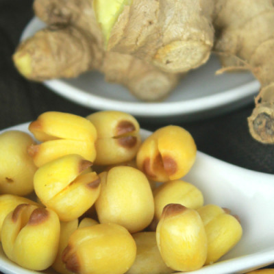 Combo Sen Sấy Gừng Mật Ong Hải Long (230g) + Hạt Điều Rang Muối Vỏ Lụa Hải Long (250g)